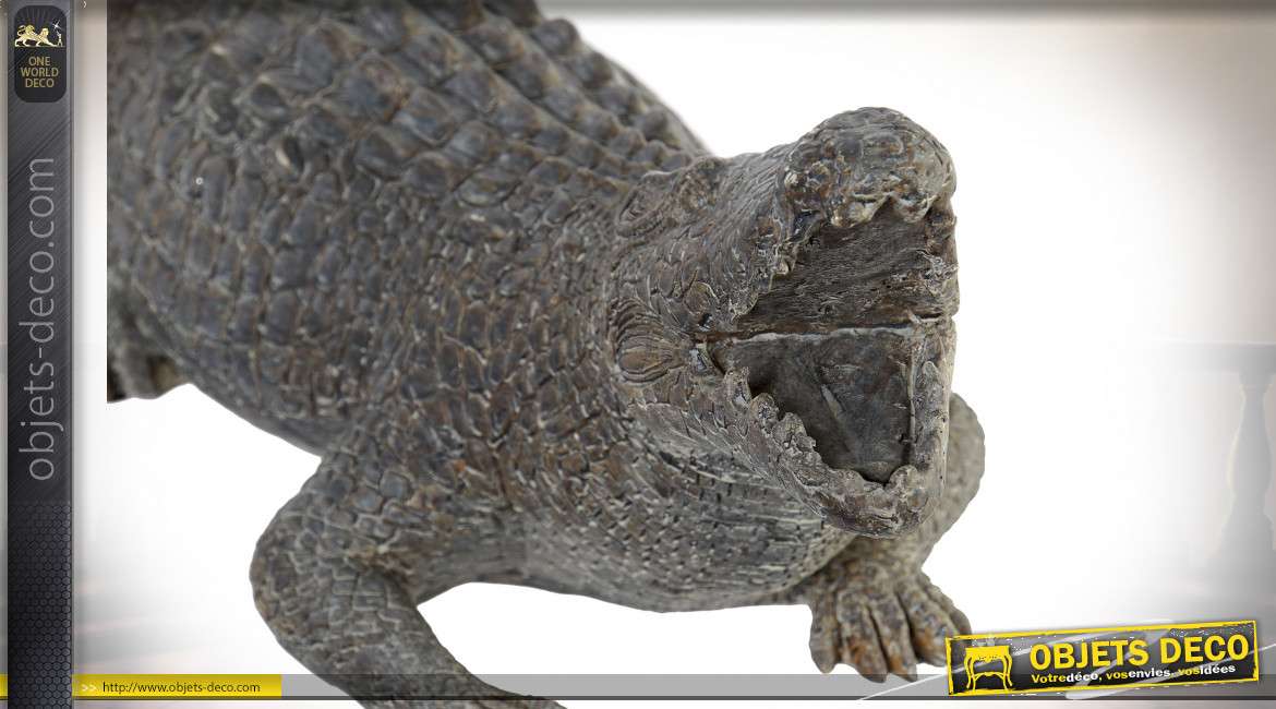 Grande représentation d'un crocodile en résine, finition vieillie, 62cm de long