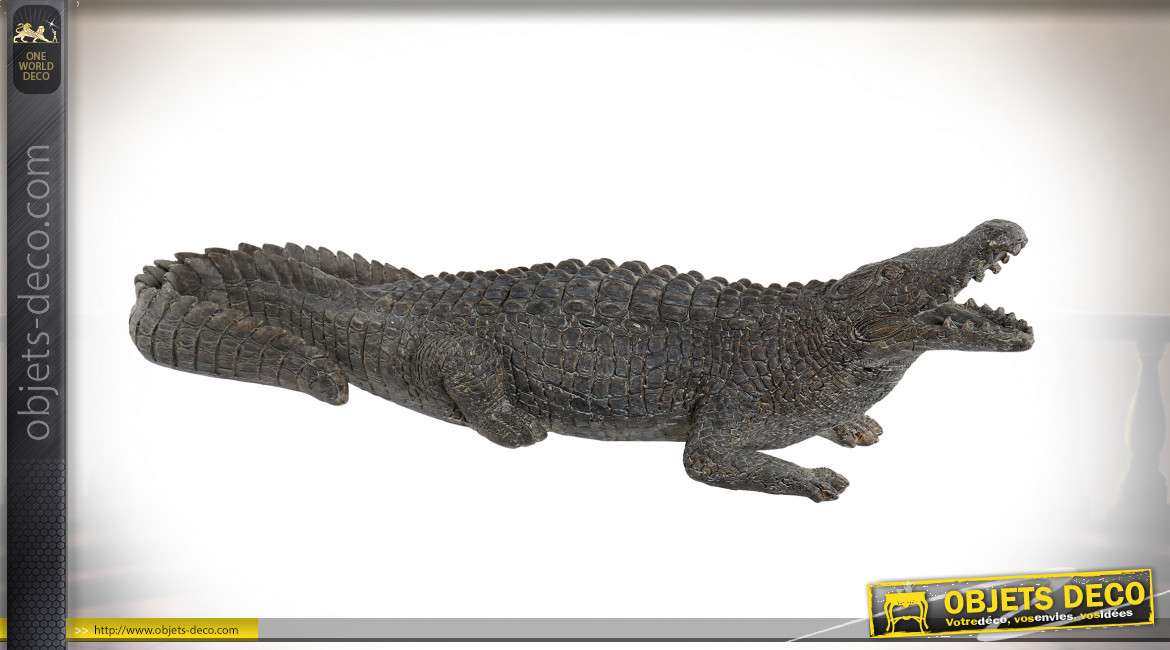 Grande représentation d'un crocodile en résine, finition vieillie, 62cm de long