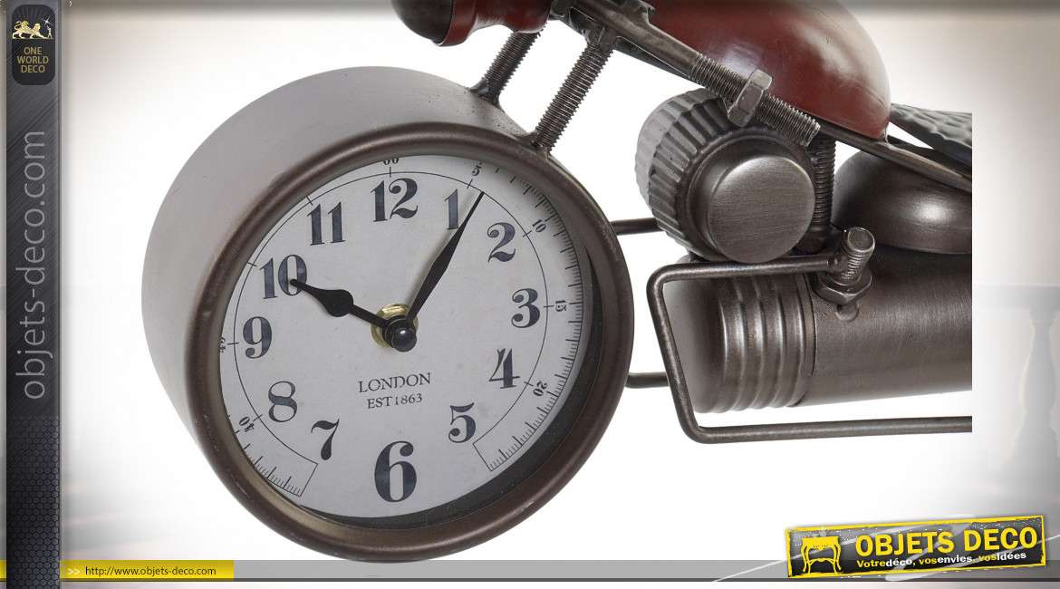 Série de deux horloges de table en métal en formes d'anciennes motos, cadrans dans les roues avant, 39cm