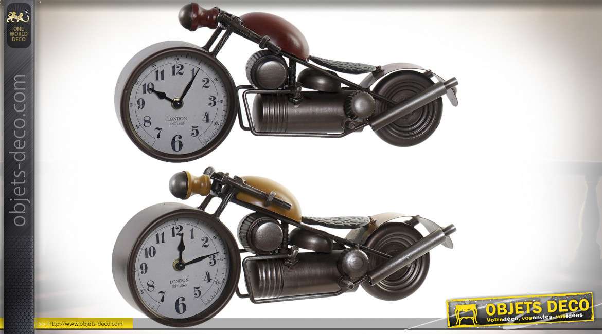Série de deux horloges de table en métal en formes d'anciennes motos, cadrans dans les roues avant, 39cm