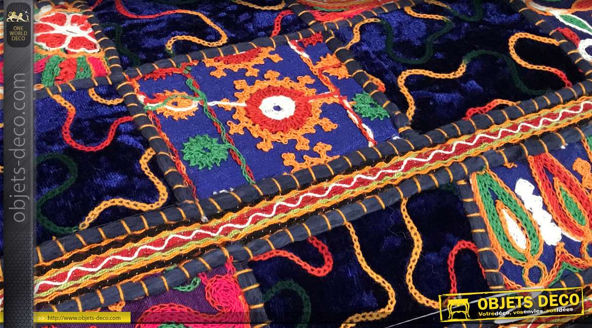Grand coussin rectangulaire en coton épais, motifs patchwork en relief avec pompons 60x35