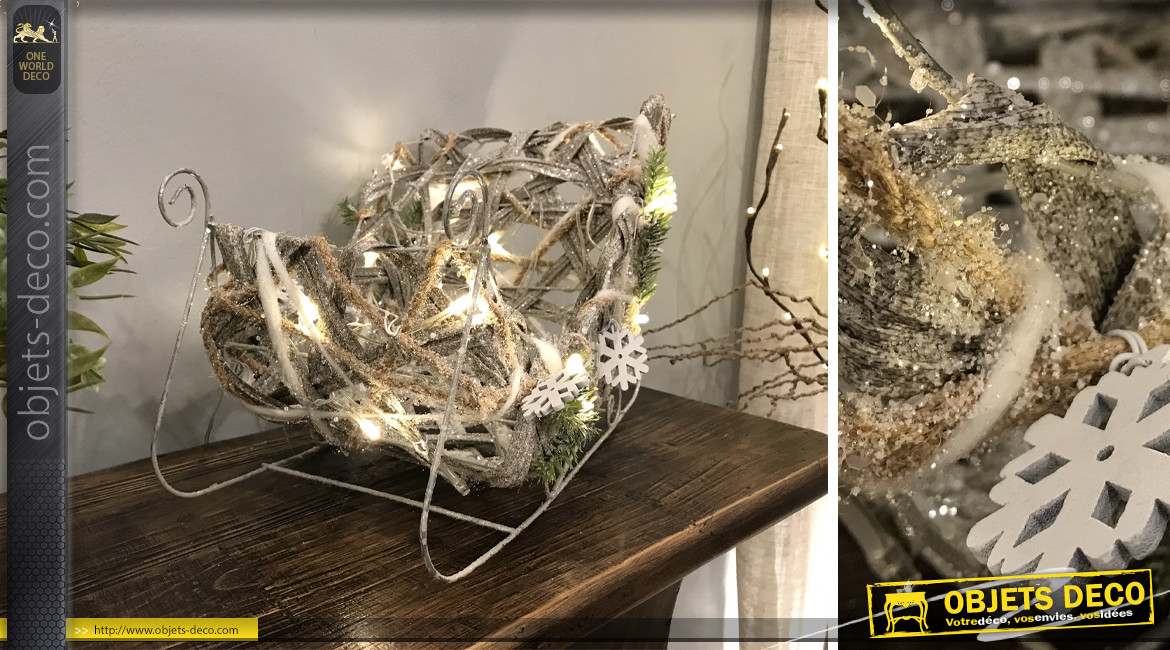 Luge de Noel en rotin avec guirlande LED incluse, finition argentée brillant