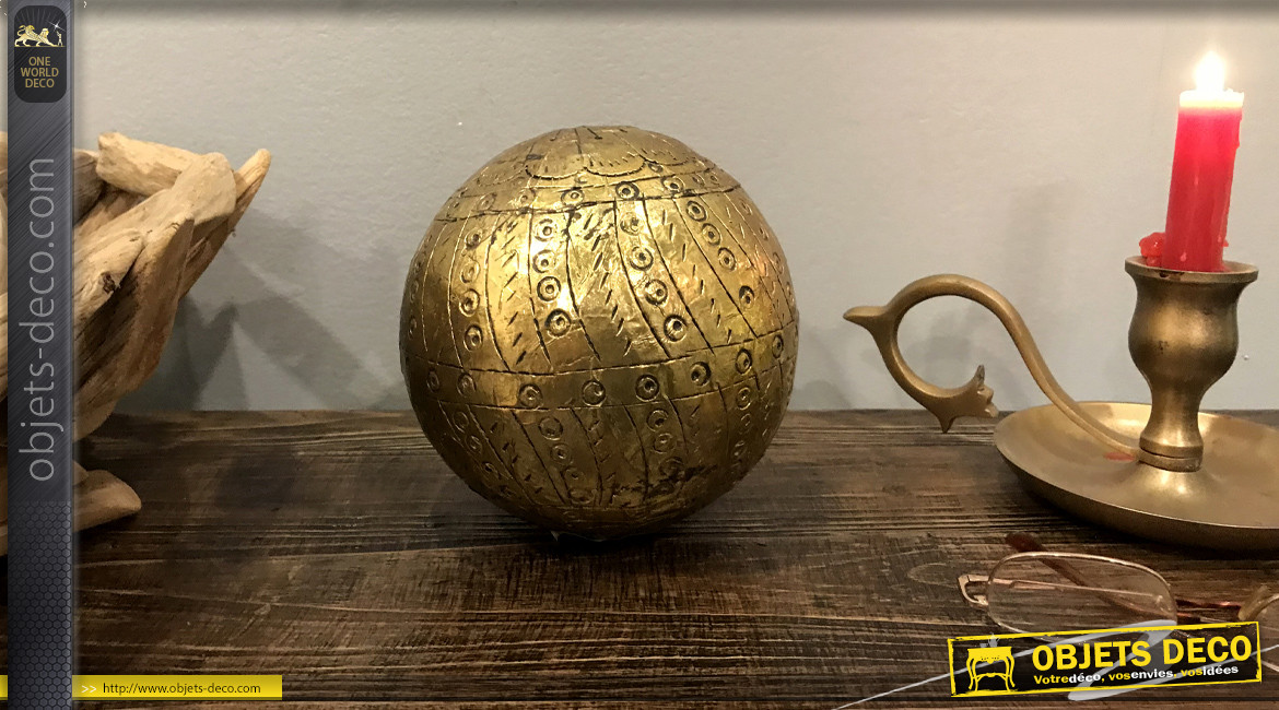 Boule décorative en bois et métal gravé, finition doré laiton, Ø14cm
