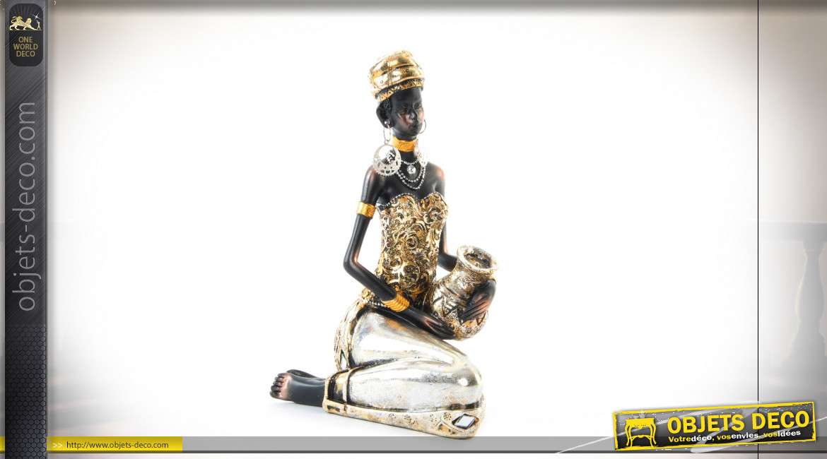 Figure en résine de style africain, représentation d'une très belle femme entrain de s'apprêter
