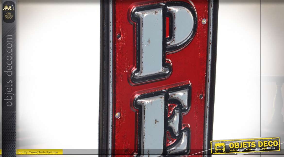 Décoration autocollante représentant un ancien insigne de bar, finition vieux rouge et argenté effet métal, LED, 39cm
