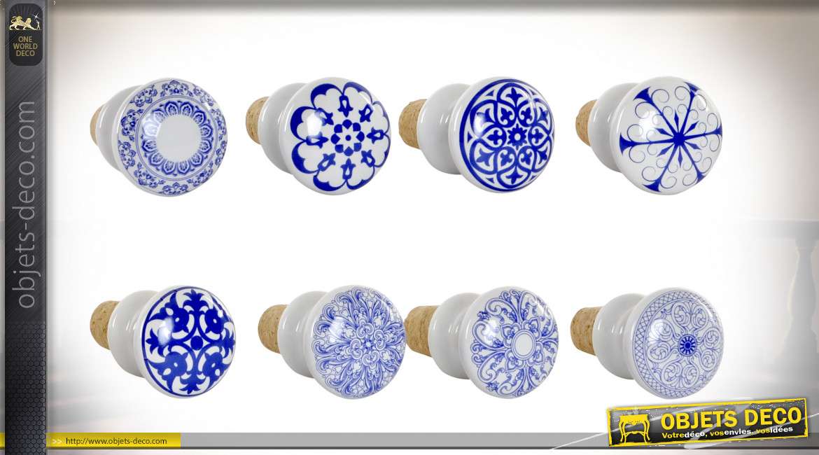 Série de 8 bouchons en liège et céramique, motifs de rosaces et arabesques finition bleue et blanche, Ø4cm