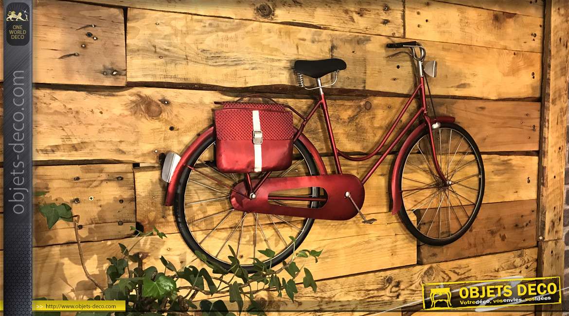 Deco murale vintage en métal, vélo rétro finition rouge brillant avec valisettes à l'arrière, 88cm