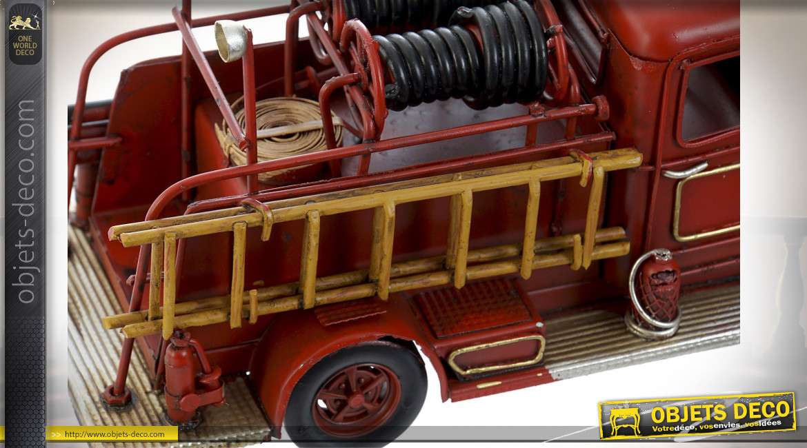 Miniature d'un camion de pompiers en métal rouge effet vieilli, 25cm