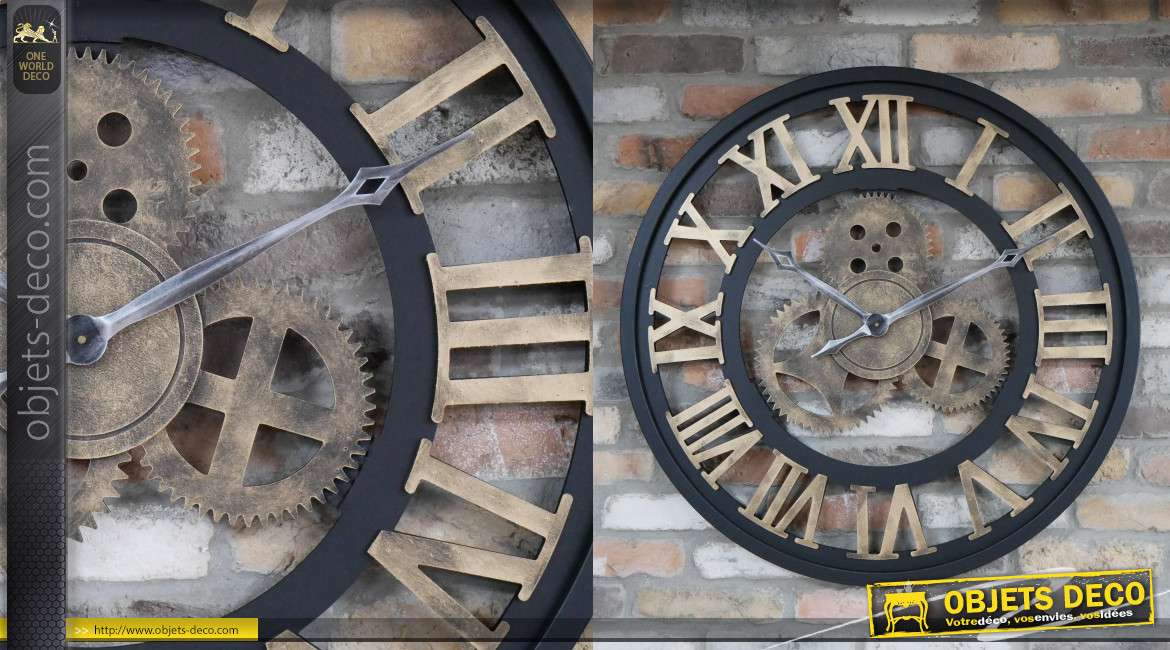 Grande horloge en métal finition noir et doré de style industriel avec rouages au centre, 83cm de diamètre