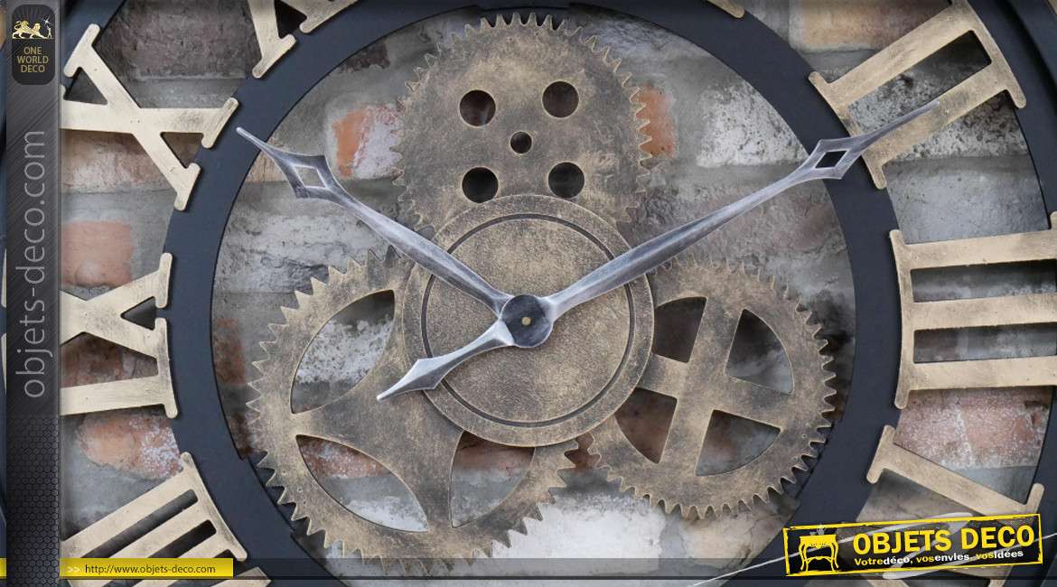 Grande horloge en métal finition noir et doré de style industriel avec rouages au centre, 83cm de diamètre