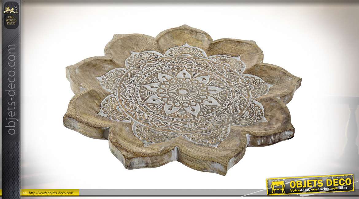 Grand centre de table en bois de manguier sculpté, relief et détail important, forme de fleur en finition blanchie esprit mandala, 46cm