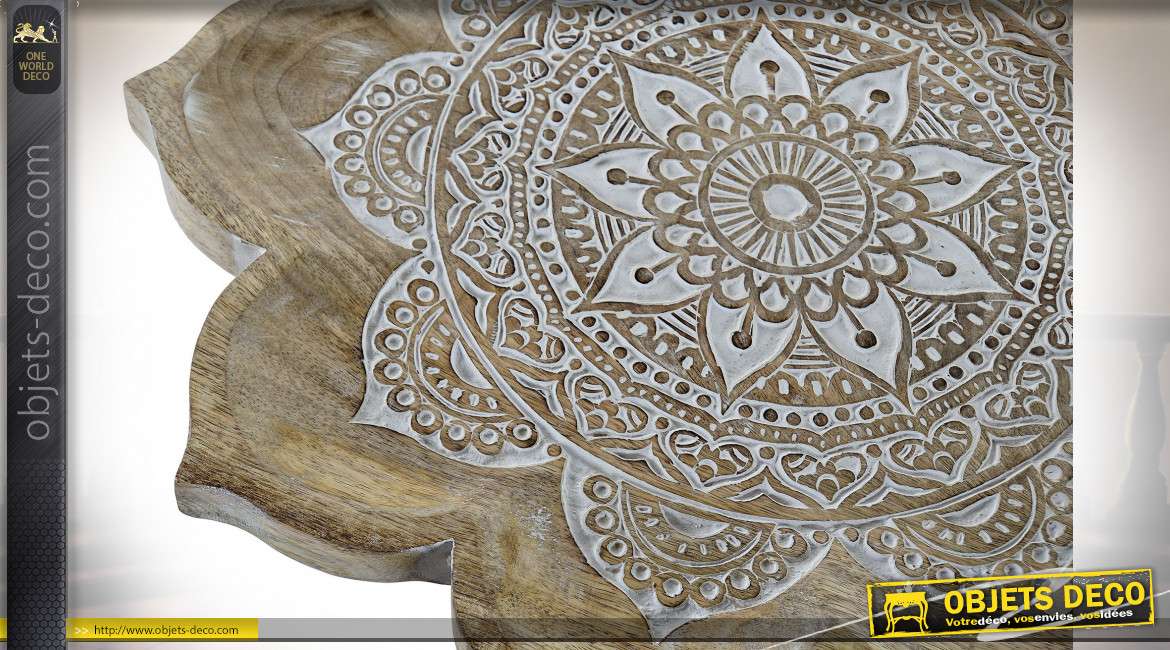 Grand centre de table en bois de manguier sculpté, relief et détail important, forme de fleur en finition blanchie esprit mandala, 46cm