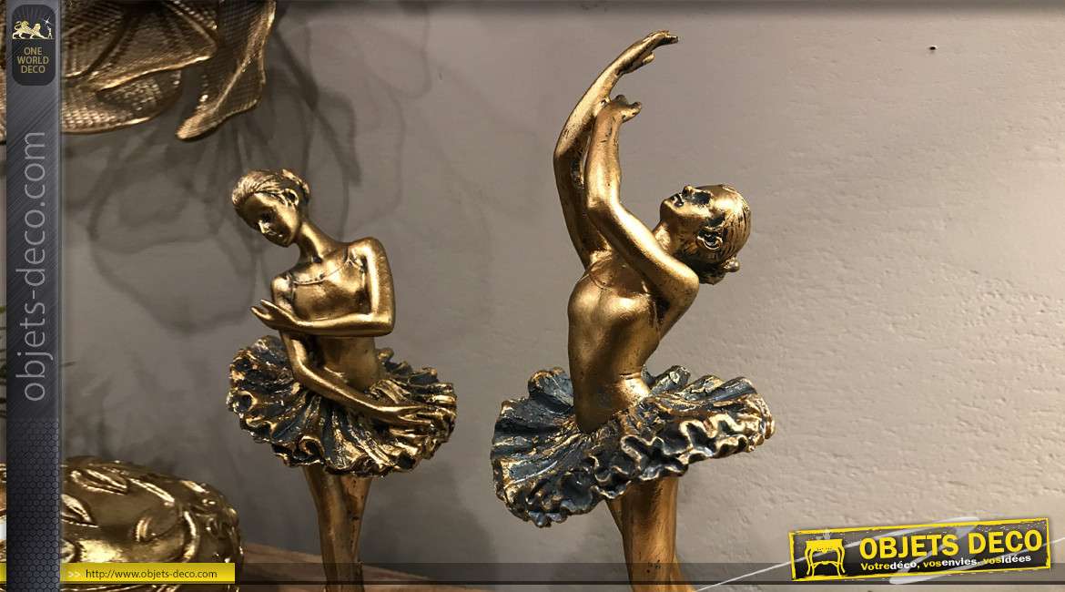 Série de trois danseuses en résine, finitions brillantes et vieillies, esprit ballerines opéra, 21cm