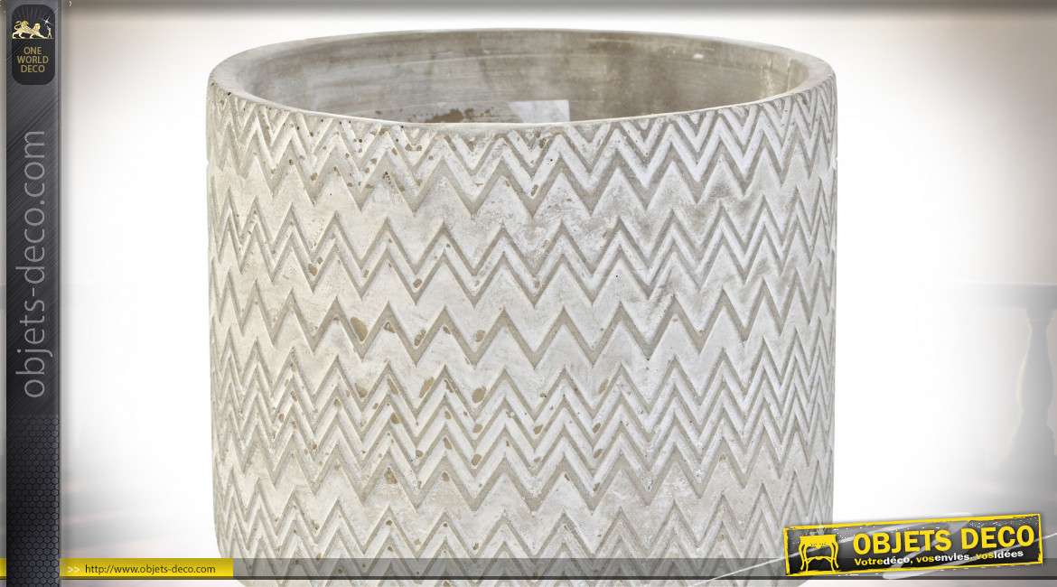 Série de deux cache-pots en ciment finition anthracite et blanchie, formes géométriques en zigzag, Ø12cm