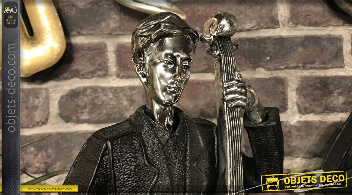 Grande statue en résine d'un violoncelliste, finition noir mat et vieil argent, 79cm de haut