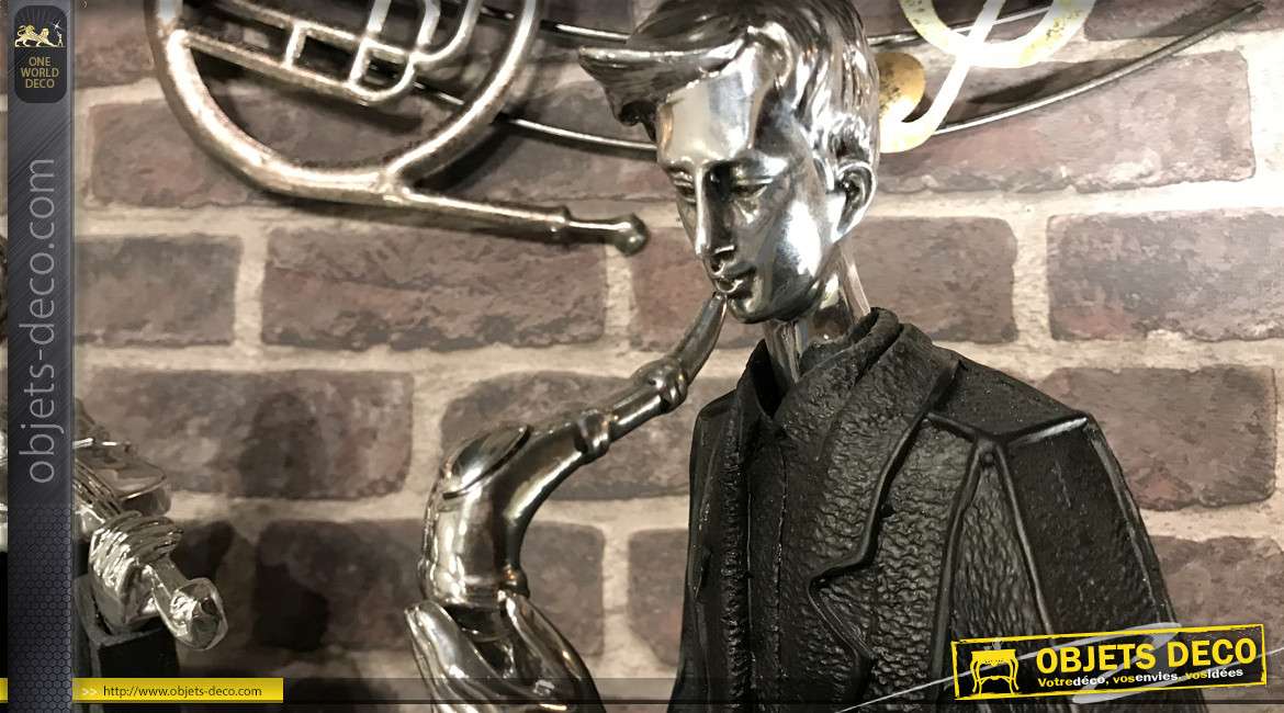 Grande statue en résine d'un saxophoniste, finition noir mat et vieil argent, 79cm de haut