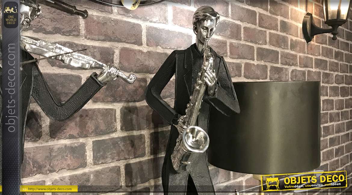 Grande statue en résine d'un saxophoniste, finition noir mat et vieil argent, 79cm de haut