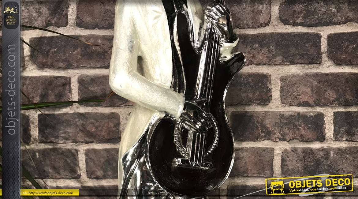 Grande statue en résine d'un guitariste, finition argent chromé et effet nacre brillant, 78cm de hauteur finale