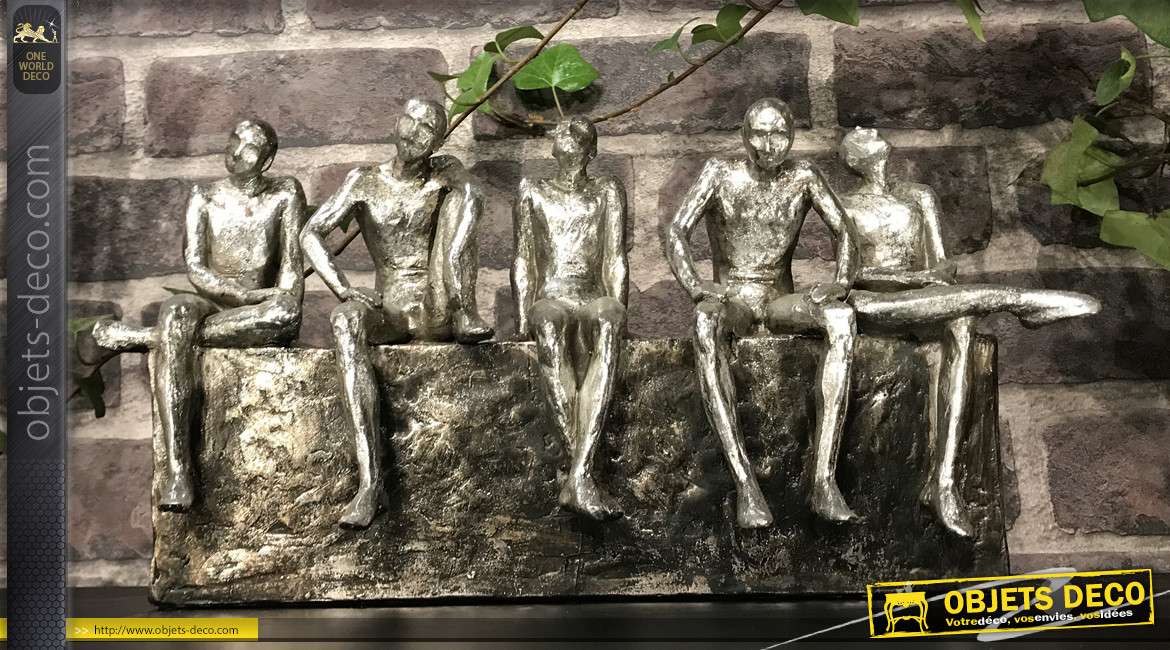 Déco en résine effet métal sculpté, finition anthracite vieilli, 5 hommes assis regardant le lointain, 32cm