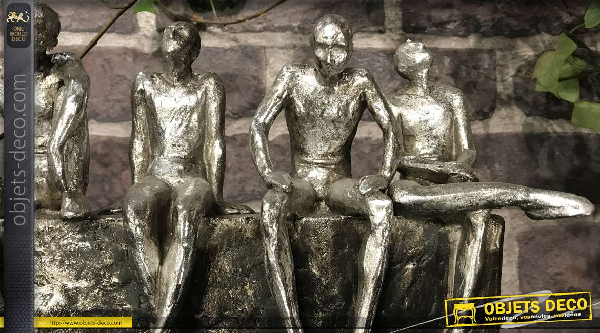 Déco en résine effet métal sculpté, finition anthracite vieilli, 5 hommes assis regardant le lointain, 32cm