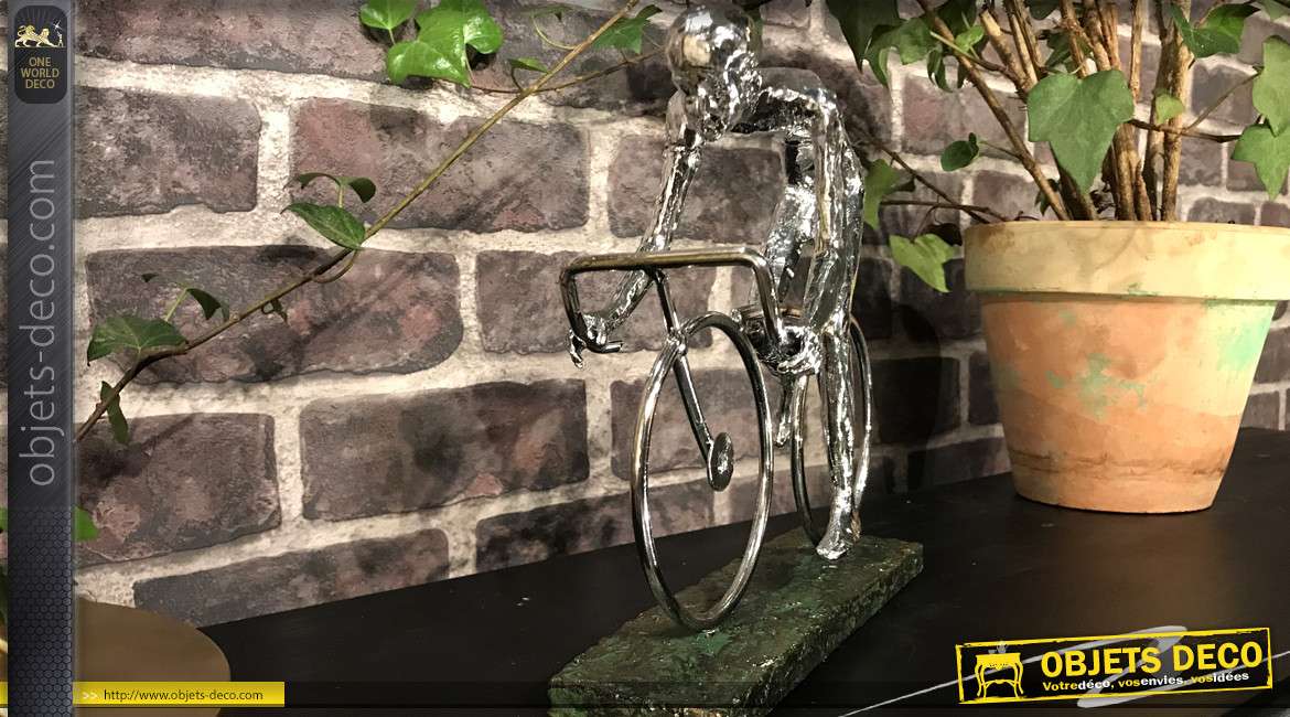Trophée de cycliste stylisé en résine monté sur socle, finition effet métal chromé, 21 cm