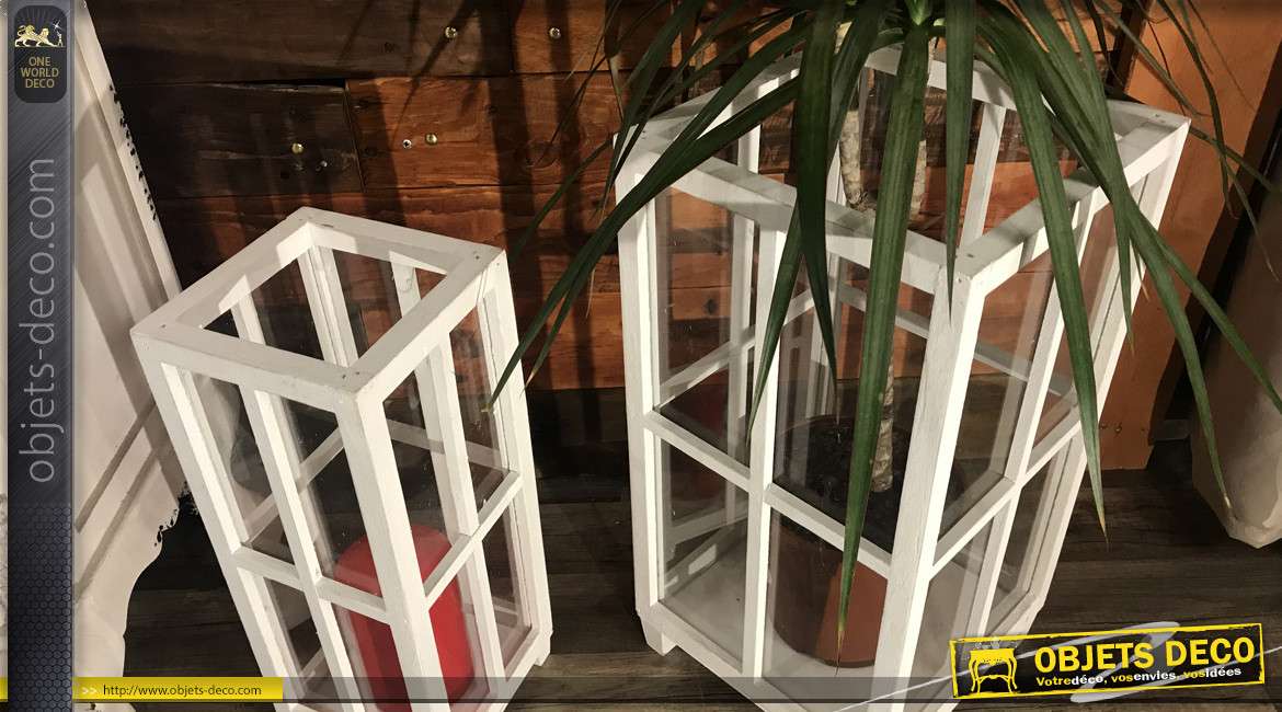 Série de 2 lanternes ouvertes, en bois finition blanc cassé et verre, de style rétro, 50 cm de haut