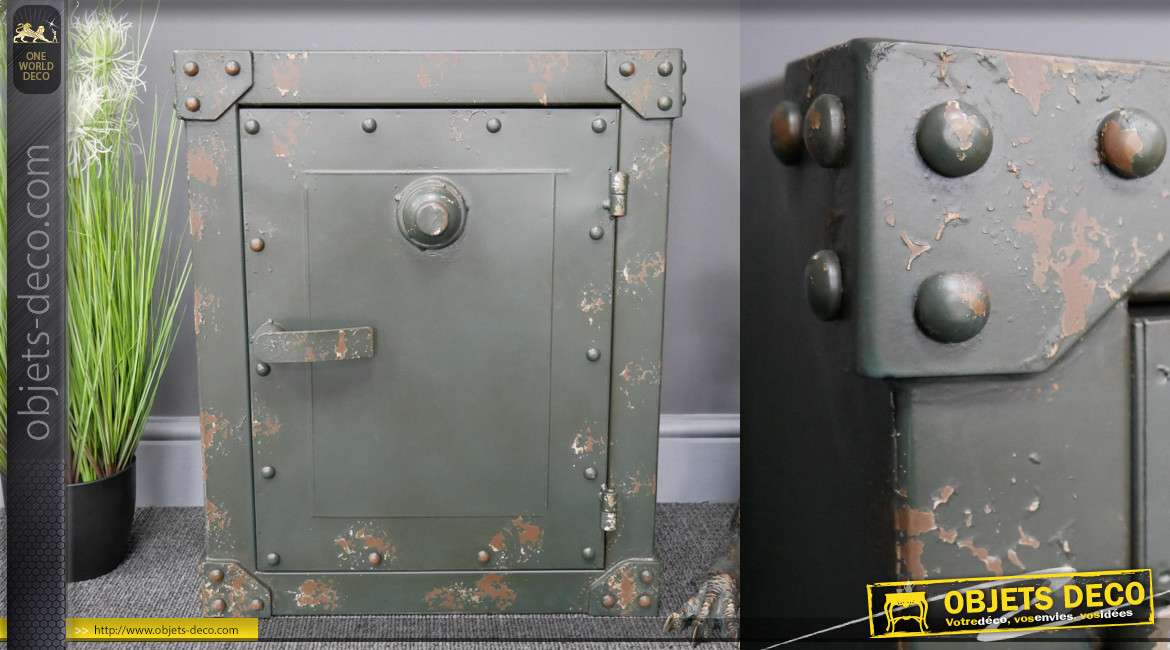 Table d'appoint esprit coffre fort en métal, style ancien avec traces d'oxydation, rivets et équerres de coin, 58cm