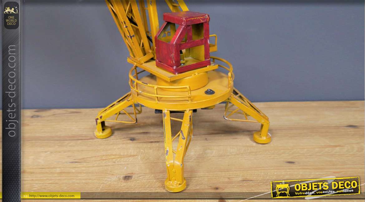 Lampe de table en forme de grue sur pieds, en métal finition jaune oxydé et vieux rouge, 69cm