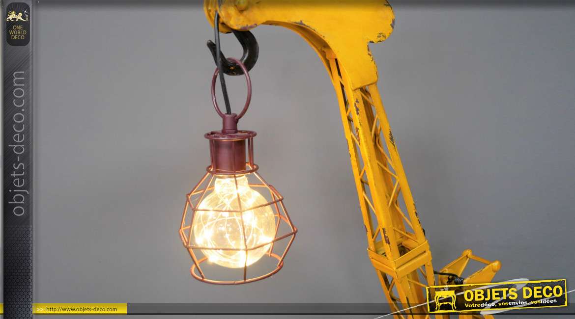 Lampe de table en forme de grue sur pieds, en métal finition jaune oxydé et vieux rouge, 69cm