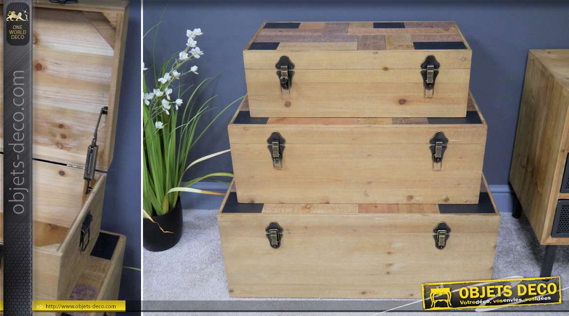 Série de 3 grands coffres en bois de sapin massif, plateaux stylisés esprit géométrique, charnière effet laiton ancien, 80cm