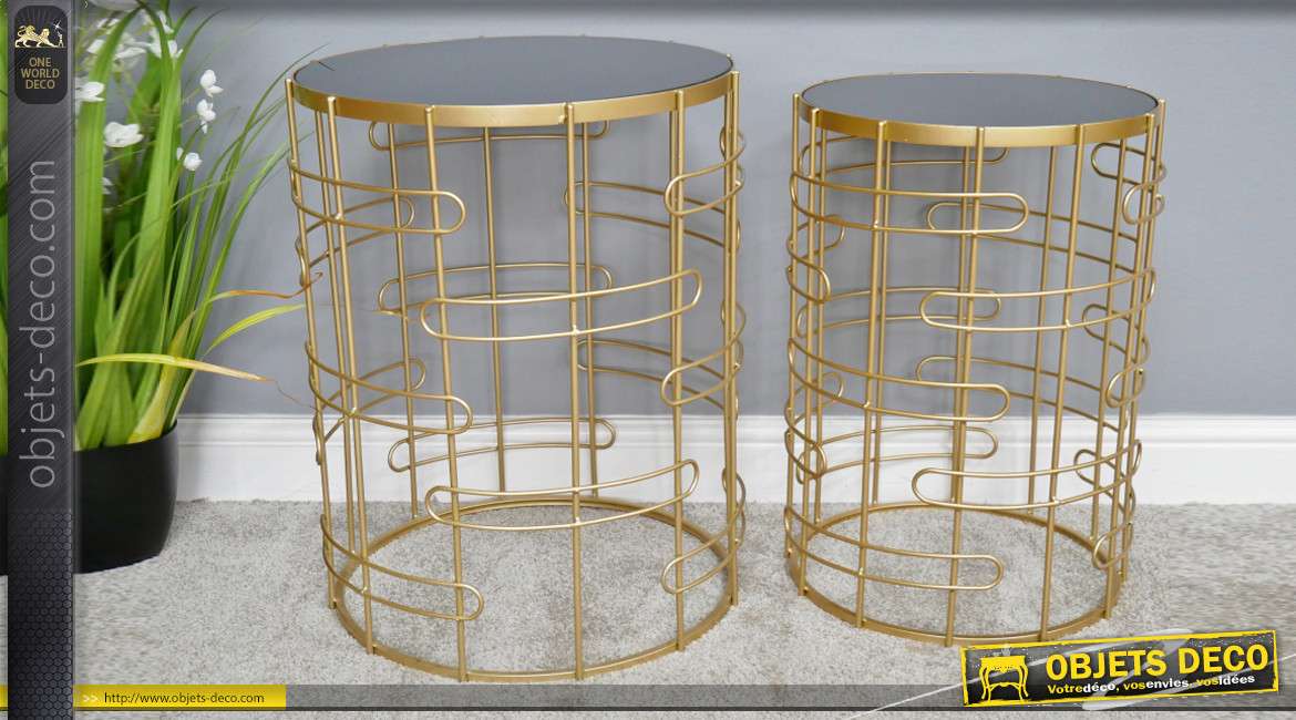 Série de deux tables d'appoint en métal finition doré, plateaux en verre fumé noir, style moderno'design, 60cm