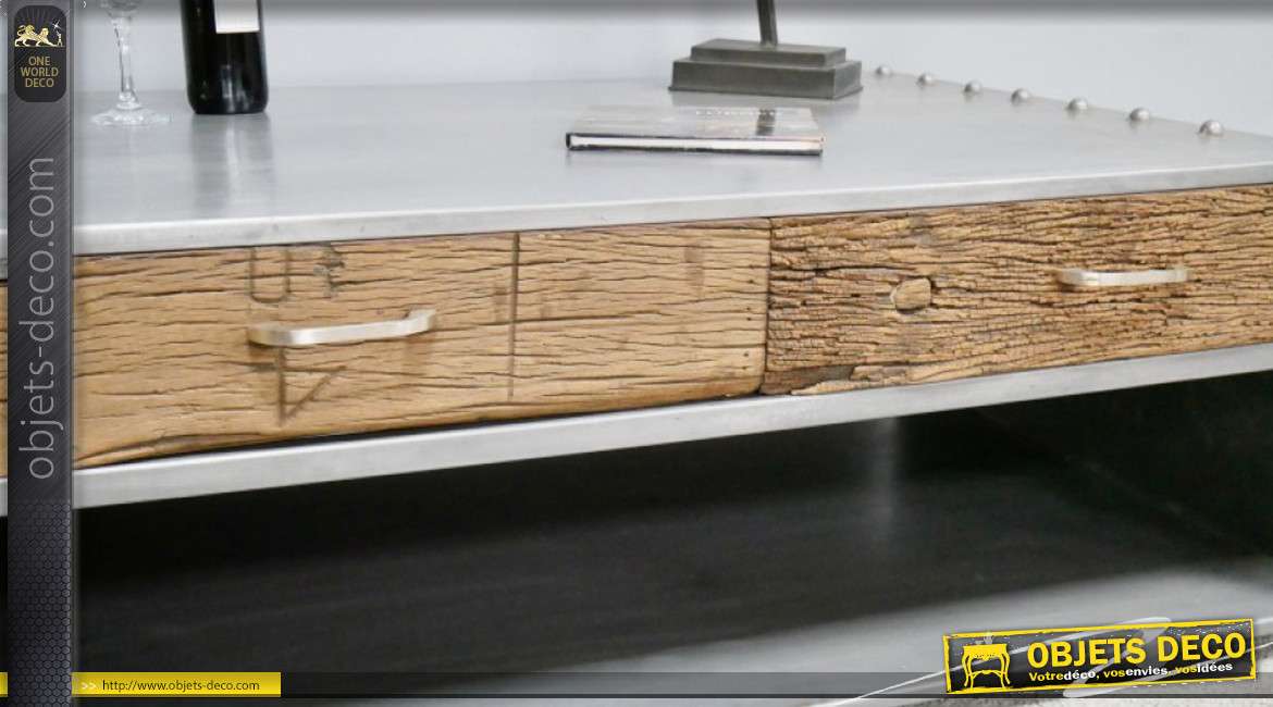 Grande table basse en métal et en bois vieilli, tiroirs de chaque cotés et grosses bandes de rivets apparents, 120cm