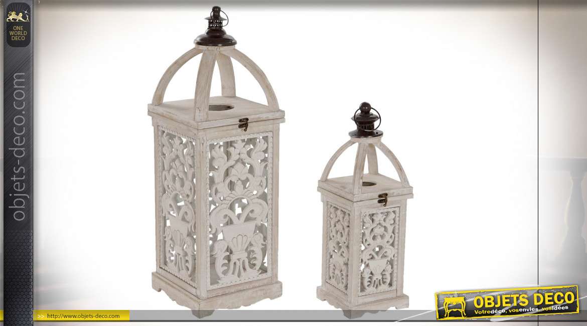 Série de deux lanternes en bois sculpté blanc vieilli style romantique,73cm
