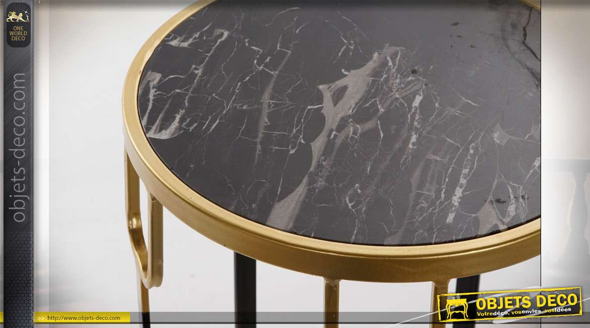 Série de 2 tables auxiliaires style rétro hollywoodien finition dorée, plateau en marbre, 65cm