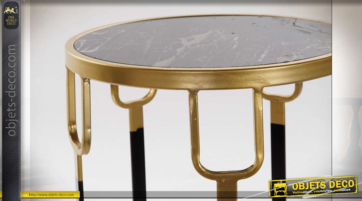 Série de 2 tables auxiliaires style rétro hollywoodien finition dorée, plateau en marbre, 65cm