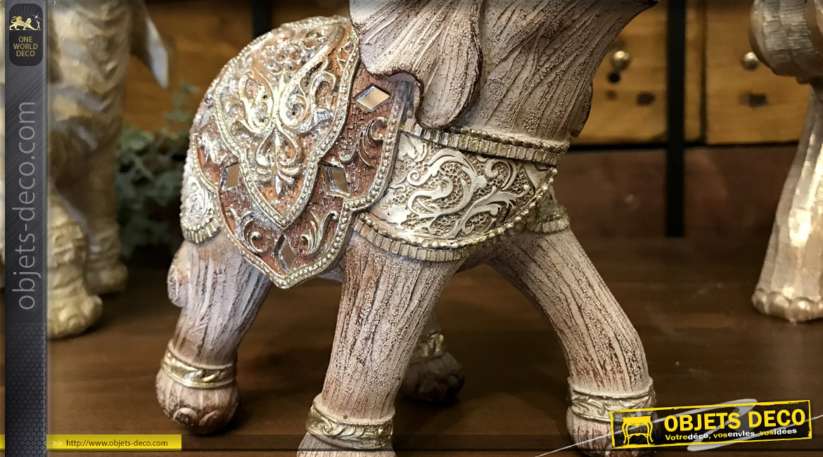 Statuette d'éléphant en résine effet bois sculpté, finition dorée et petits miroirs ronds, ambiance oriental chic, 17cm