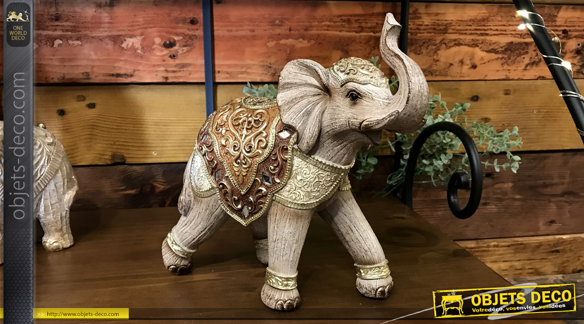 Représentation d'un éléphant avec habit oriental, finition dorée et facettes miroitées, en résine effet bois sculpté, 24cm