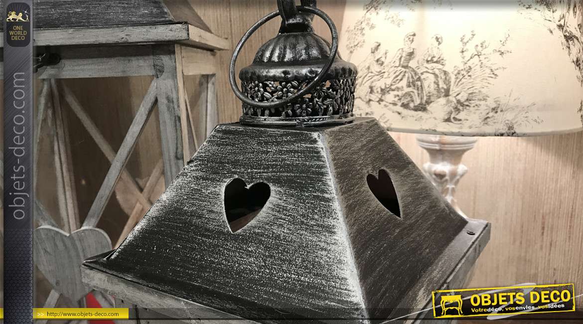 Série de deux lanternes en bois finition gris ancien et chapeaux en métal effet brossé, 66cm
