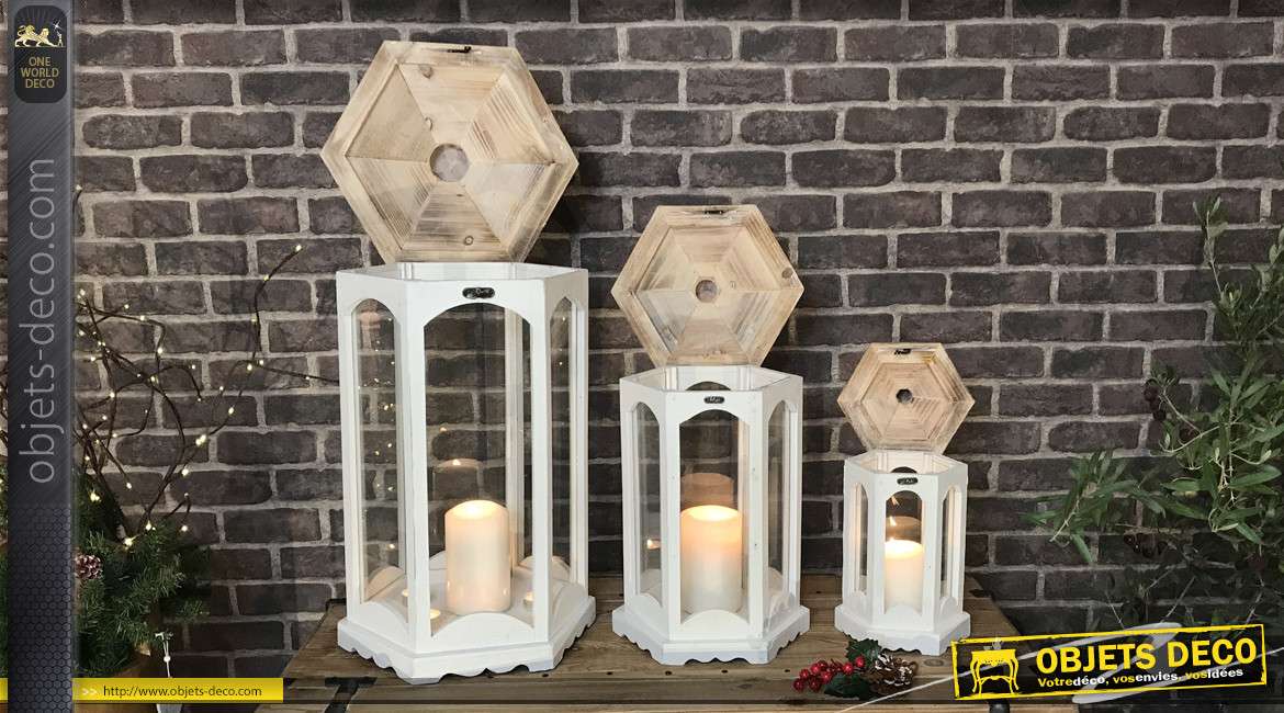 Série de trois lanternes hexagonales en bois et verre, finitions blanc et naturel, richement texturé, 76cm