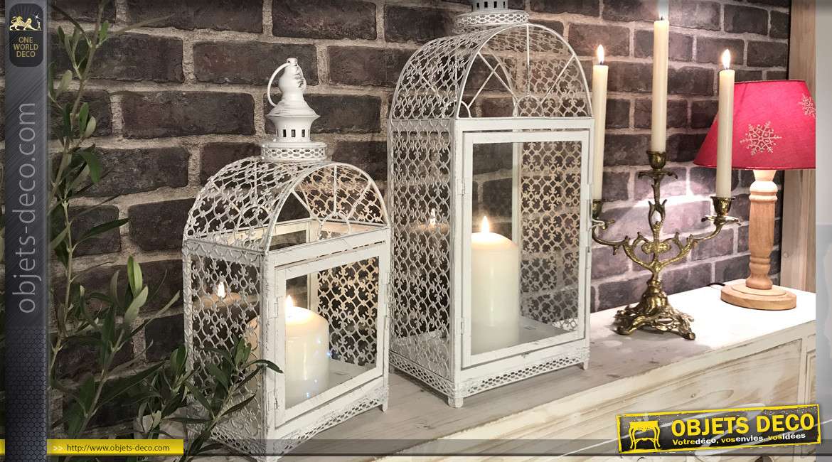 Série de deux lanternes en métal très ajouré finition blanc brillant, esprit jardin romantique, 57cm