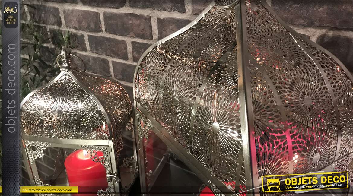 Série de deux lanternes en métal très ajouré, finition chromé brillant, esprit oriental moucharabieh, 51cm
