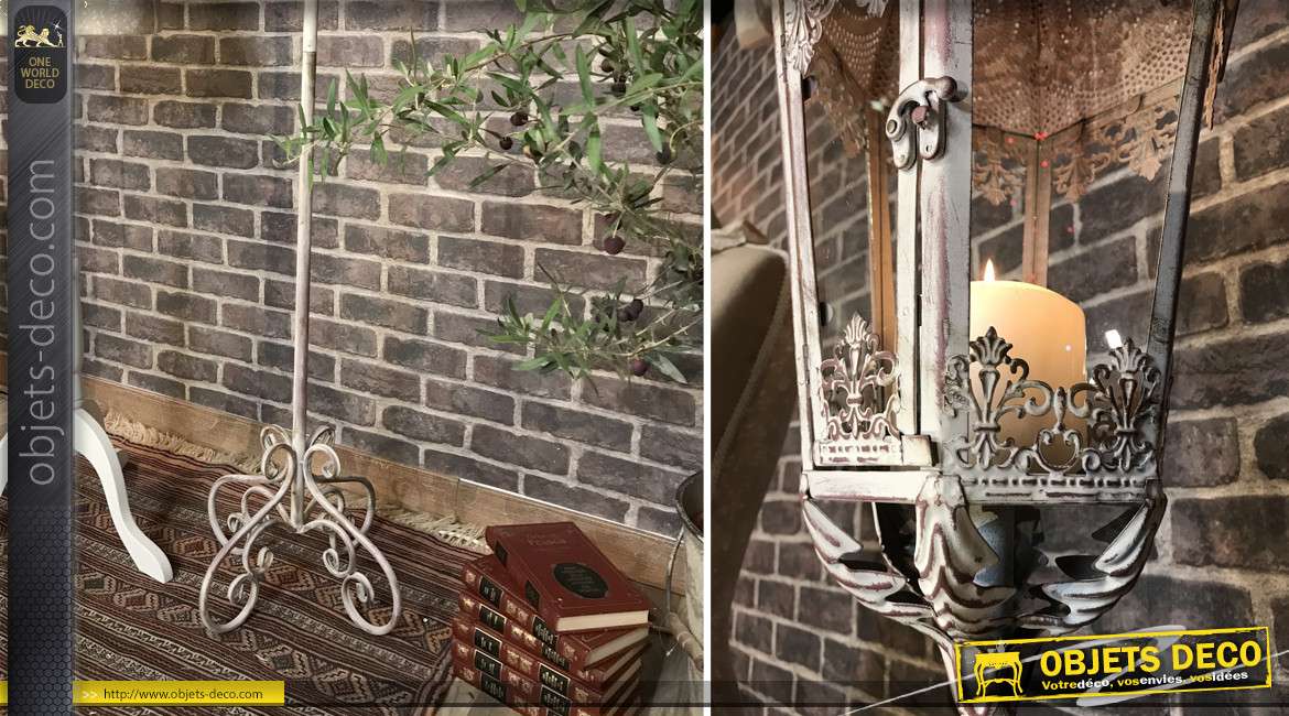 Lanterne sur pieds en métal style fer forgé, finition blanc et vieux rose esprit vintage, 167cm de haut