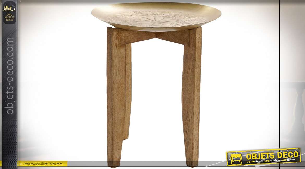 Table d'appoint en bois de manguier, plateau en laiton gravé de motifs floraux, 45cm