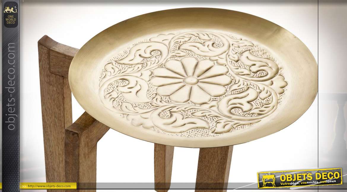 Table d'appoint en bois de manguier, plateau en laiton gravé de motifs floraux, 45cm