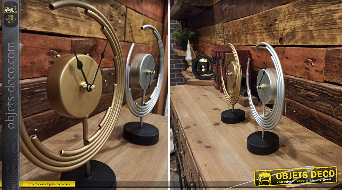 Série de deux horloges à poser finition argentée et dorée de style moderne, 25cm