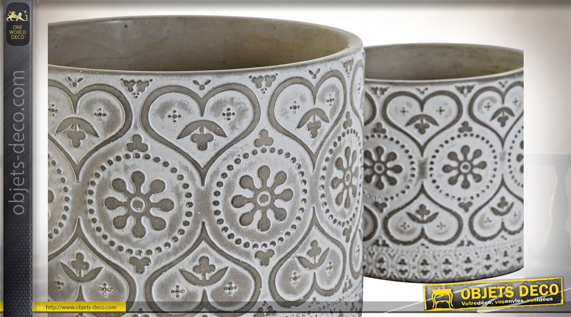 Série de deux caches pots blanc vieilli en ciment style romantique, 14.8cm