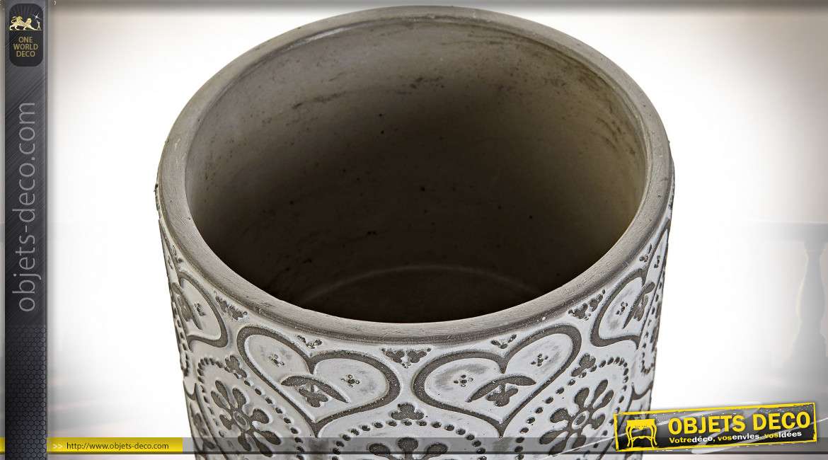 Série de deux caches pots blanc vieilli en ciment style romantique, 14.8cm