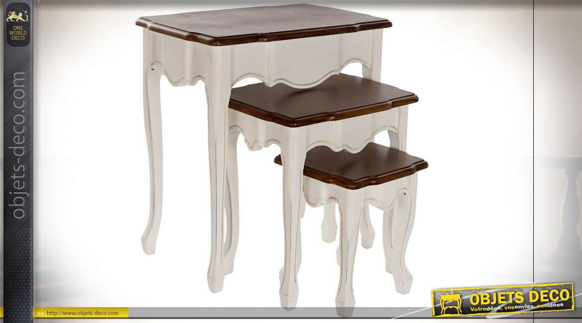 Série de 3 tables gigognes en bois, pieds galbés style traditionnel, 65cm