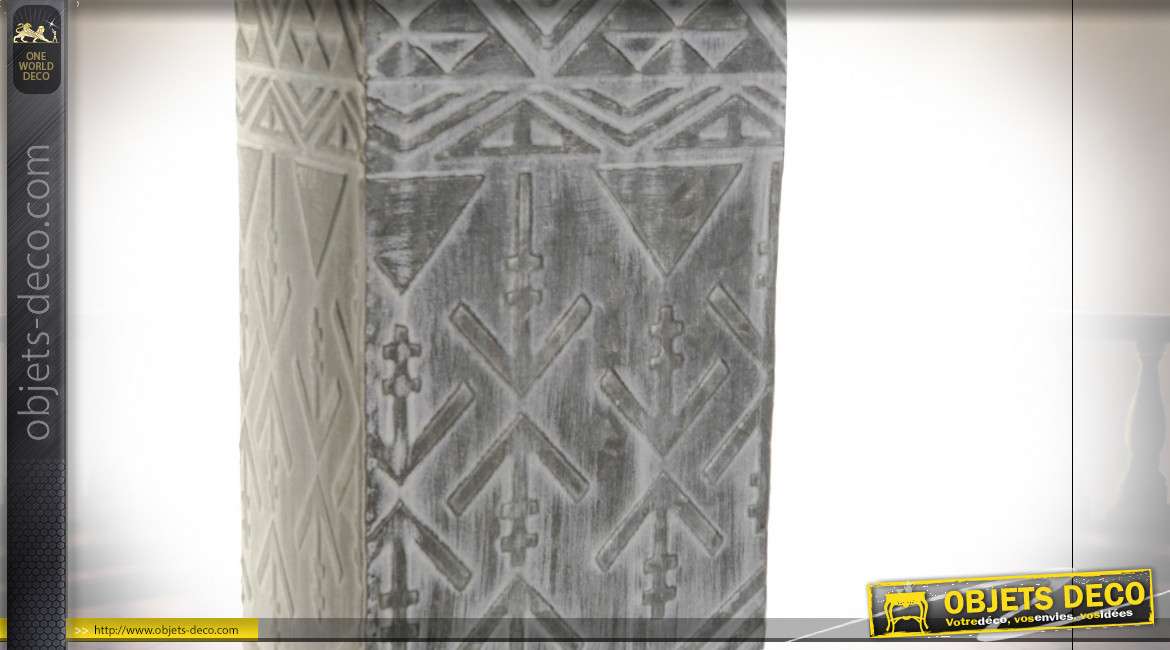 Série de deux vases en métal effet vieilli motifs boho en relief, 66cm