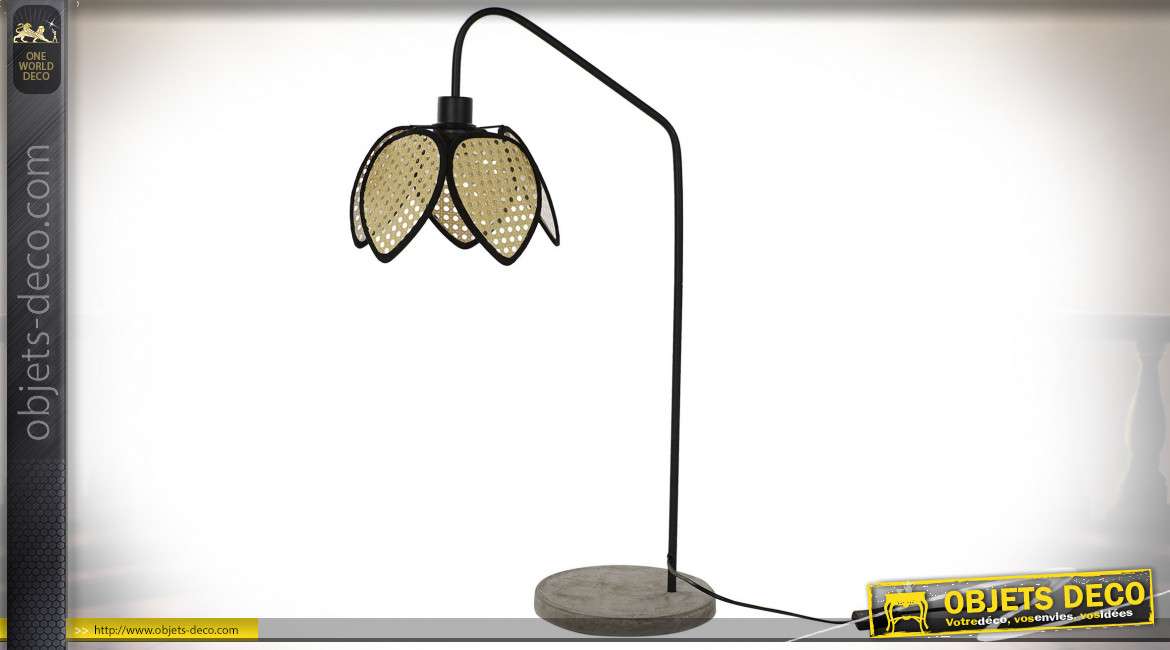 Lampe de table fleur en maille de rotin synthétique sur socle en ciment, 81cm